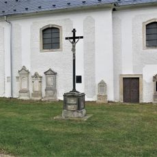 Kříž u kostela v Bílém Kostele nad Nisou