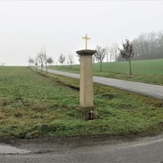 Kříž na rozcestí k železniční zastávce v Královicích