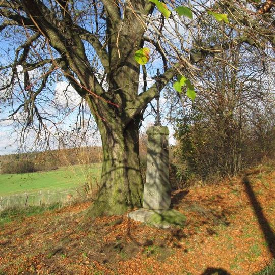 Kříž západně od Ježov