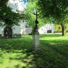 Kříž u kostela v Mlečicích