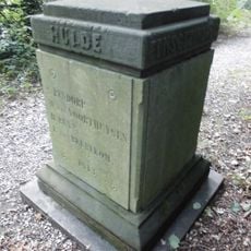 Plantagehuis: gedenkplaal aan het einde van de Breedelaan