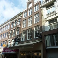 Pand met gevel onder rechte lijst