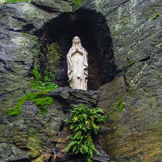 Grotta se sochou panny Marie