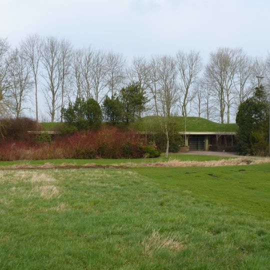 Filtergebouw in gewapend beton en rode baksteen, afgedekt met aarde en gras