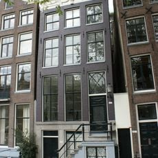 Pand met gevel onder gesneden rechte lijst met consoles en fronton