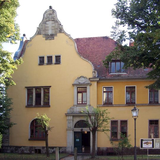 Pfarrhaus und Nebengebäude Kirchplatz 2