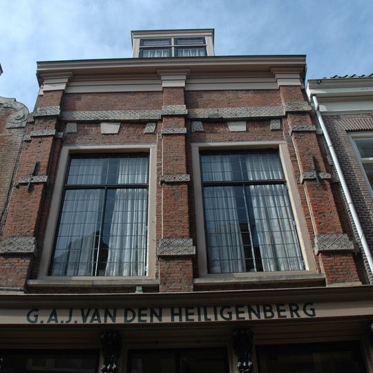 Pand met lijstgevel met pilasters met natuurstenen blokken