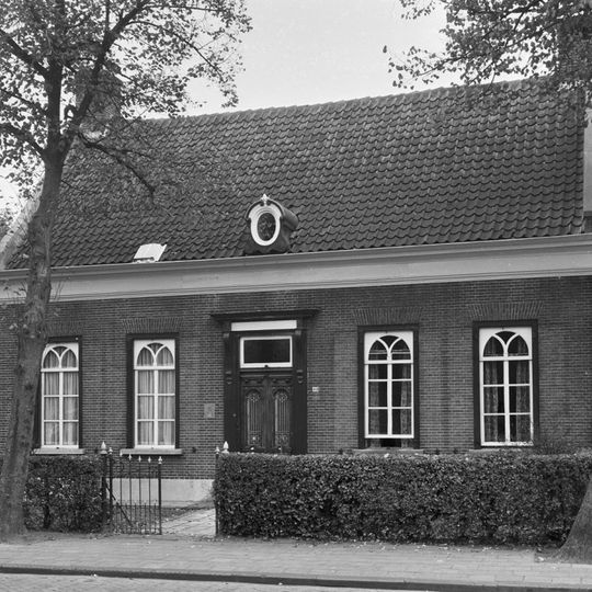 Dwarshuis met empire boogramen