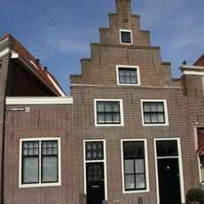 Pand met trapgevel met bakstenen lijsten