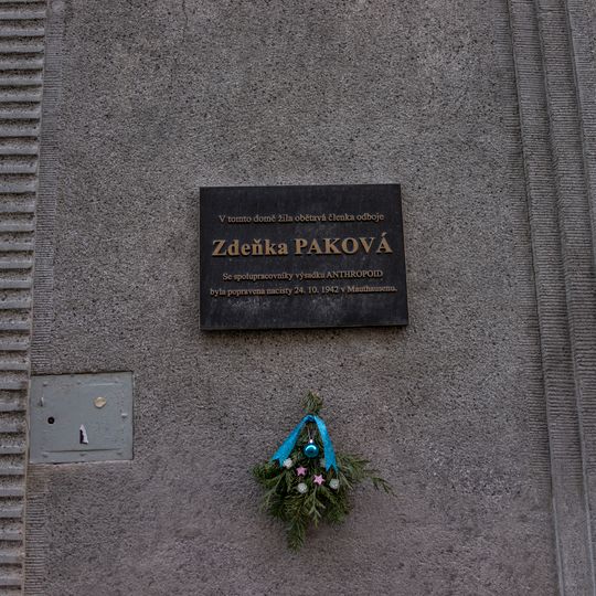 Pamětní deska Zdeňky Pakové na domě Mexická 641/4 ve Vršovicích
