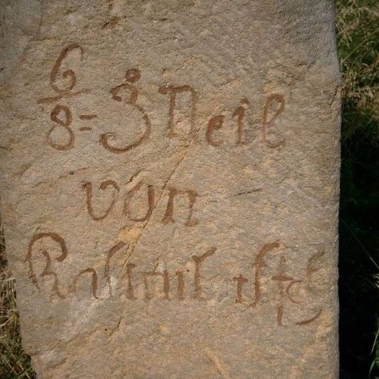 Milník východně od Líšnice u silnice