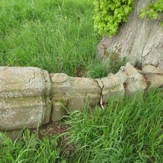 Kříž u Bystřeci jihozápadně v lukách