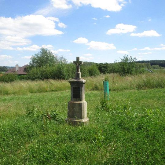Kříž západně od Božejova u mostu