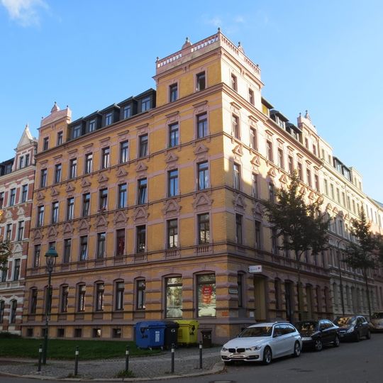 Mietshaus in geschlossener Bebauung in Ecklage, mit Vorgarten zur Uhlichstraße Kanzlerstraße 60