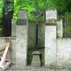 Kříž před vstupem na hrad Karlštejn