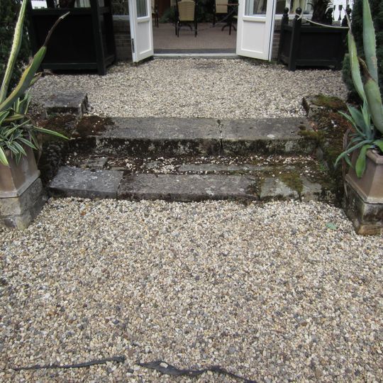 Warmelo, natuurstenen trapje tussen sierkas en rozentuin