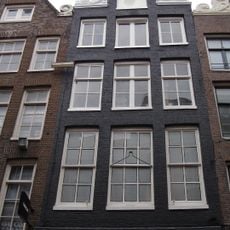 Pand met gepleisterde ingezwenkte halsgevel