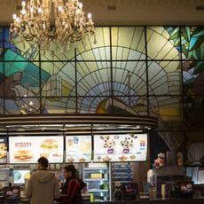 Vitral Arte Deco que mostra o processo de apanha e transporte do café.