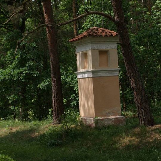 Výklenková kaplička na západním okraji obce pod Kalvárií