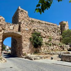 Castillo y restos Murallas