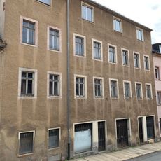 Wohnhaus in geschlossener Bebauung mit Hintergebäuden um einen Hof Dresdner Straße 34