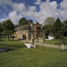 Boerderij van het dwarsdeeltype en tuinkoepel