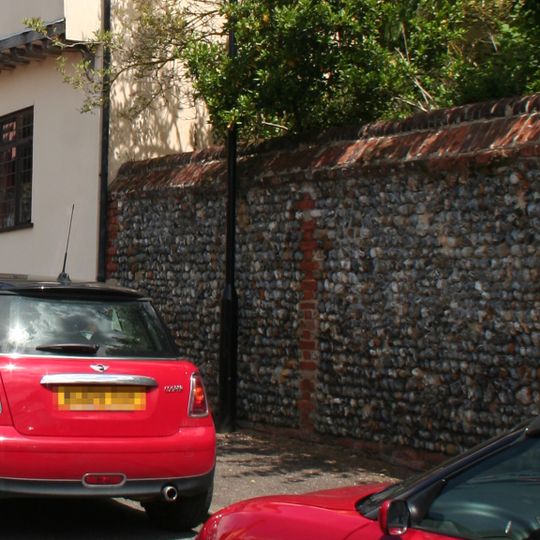 Wall between Wellington House and Shilling Grange