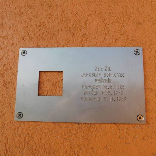 Pamětní deska Jaroslava Borkovce na domě Bubenská 7/412 v Praze