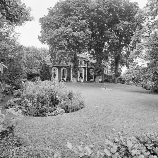 Dokterswoning in eclectische stijl met aangebouwd koetshuis