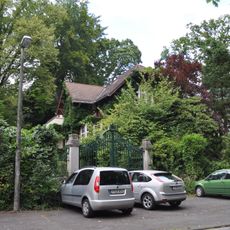 Pförtnerhaus und Tor