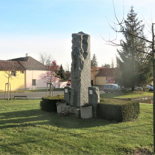 Pomník padlým v centru Mratína