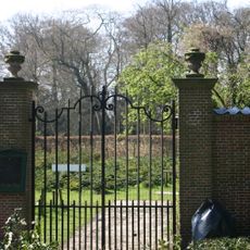 Kasteel Duivenvoorde: Hek in de noordelijke tuinmuur van de Leidse tuin