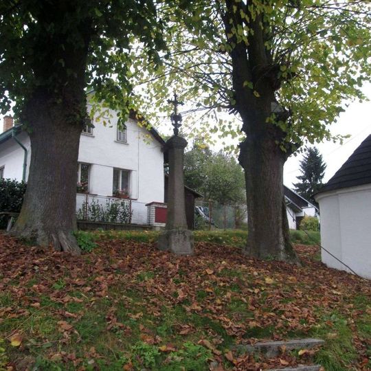 Kříž u kaple v Oselcích
