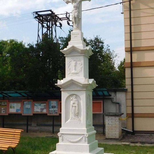 Kříž v Rájci ve středu obce