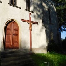 Kříž u kostela na hřbitově v Humpolci