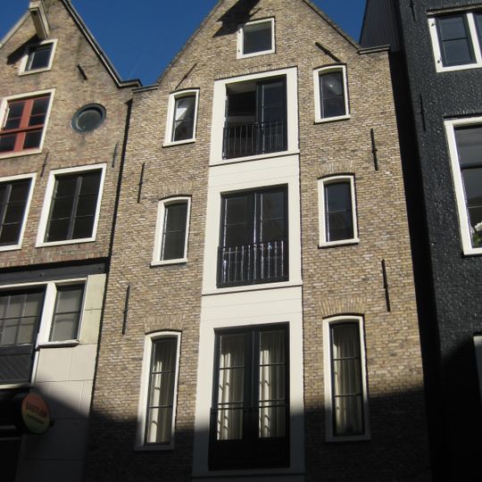 Pand met gepleisterde puntgevel