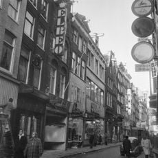 Pand met gevel onder rechte lijst met - ten dele gladde gebogen - triglyfen