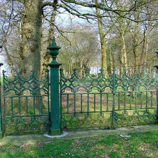 Familiebegraafplaats Uniken, laan met toegangshek