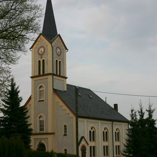 Kirche und Kriegerdenkmal für die Gefallenen des 1. Weltkrieges auf dem benachbarten Friedhof Schulstraße
