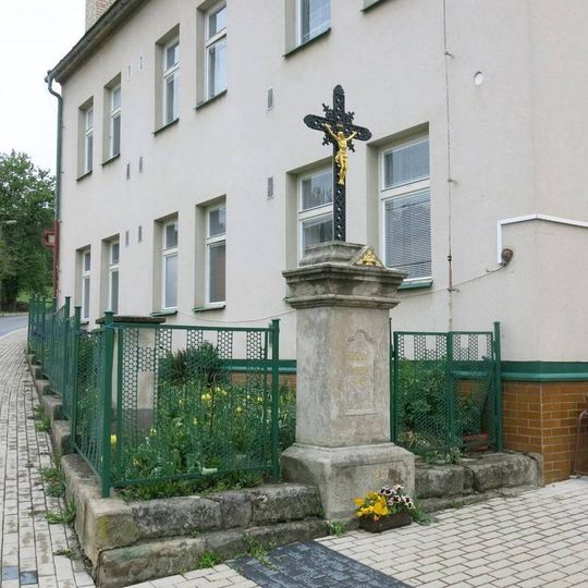Kříž v Revoluční ulici v Rovensku pod Troskami