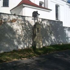 Kříž u kostela v Prusinech