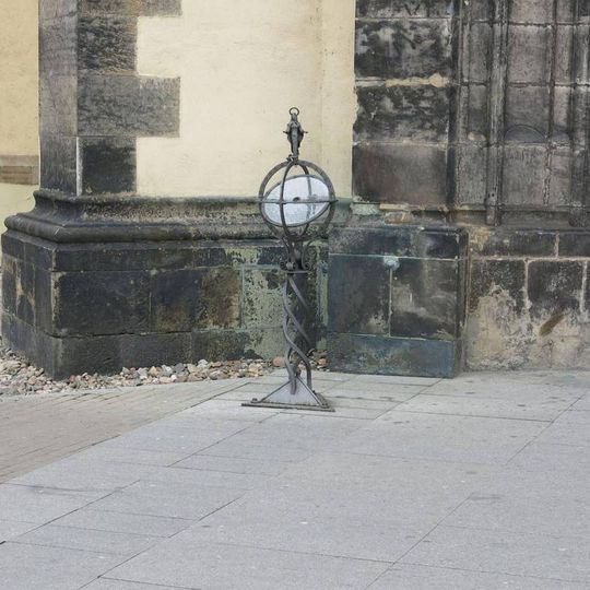 Kovová plastika u vstupu do kostela Nanebevzetí v Ústí nad Labem