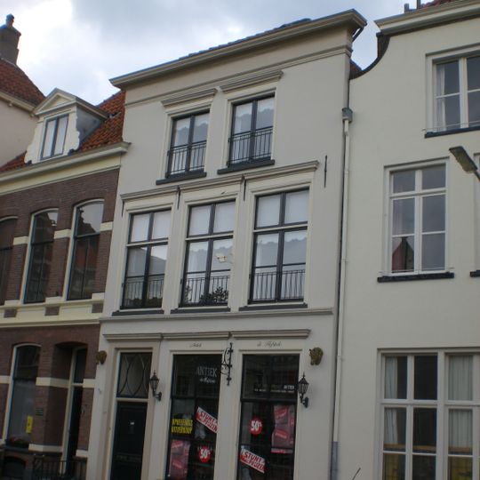 Huis met gepleisterde lijstgevel
