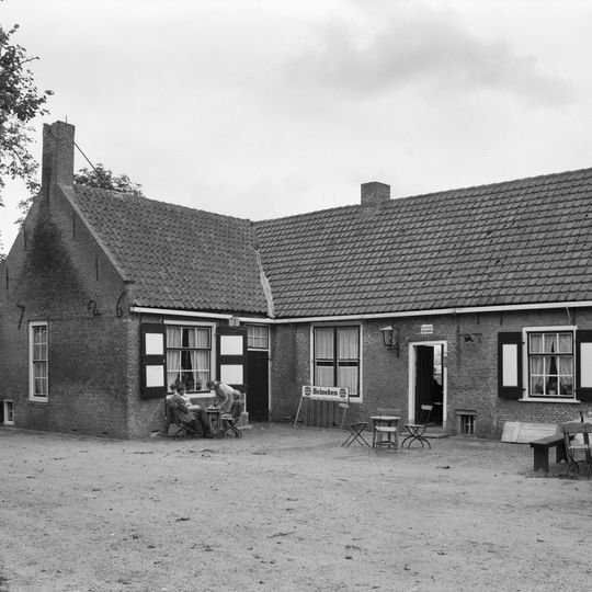 Uitspanning Oranje Zon. Woonhuis in L-vorm met pannendak. Bakgoot op ijzeren steunen