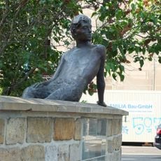 Erich-Kästner-Denkmal auf einer Mauer