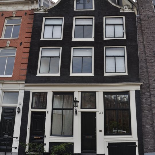 Pand met gevel onder klokvormige beëindiging