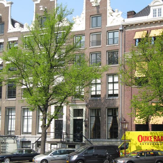 Pand met halsgevel met dolfijnen waarop amphion en triton als vleugelstukken