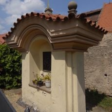 Poutní kaplička v Jenči