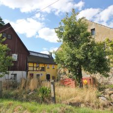 Wohnhaus, Wohnstallhaus und zwei Seitengebäude eines Vierseithofes sowie nördliche Kapelle Ringstraße 34