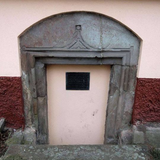 Pamětní deska na portálu starého komárovského zámku